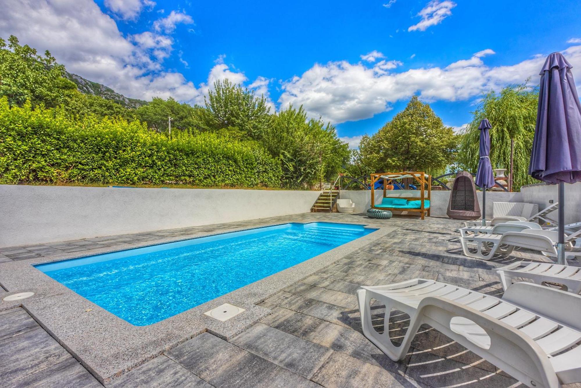 As With Swimming Pool And A Large Yard Apartament