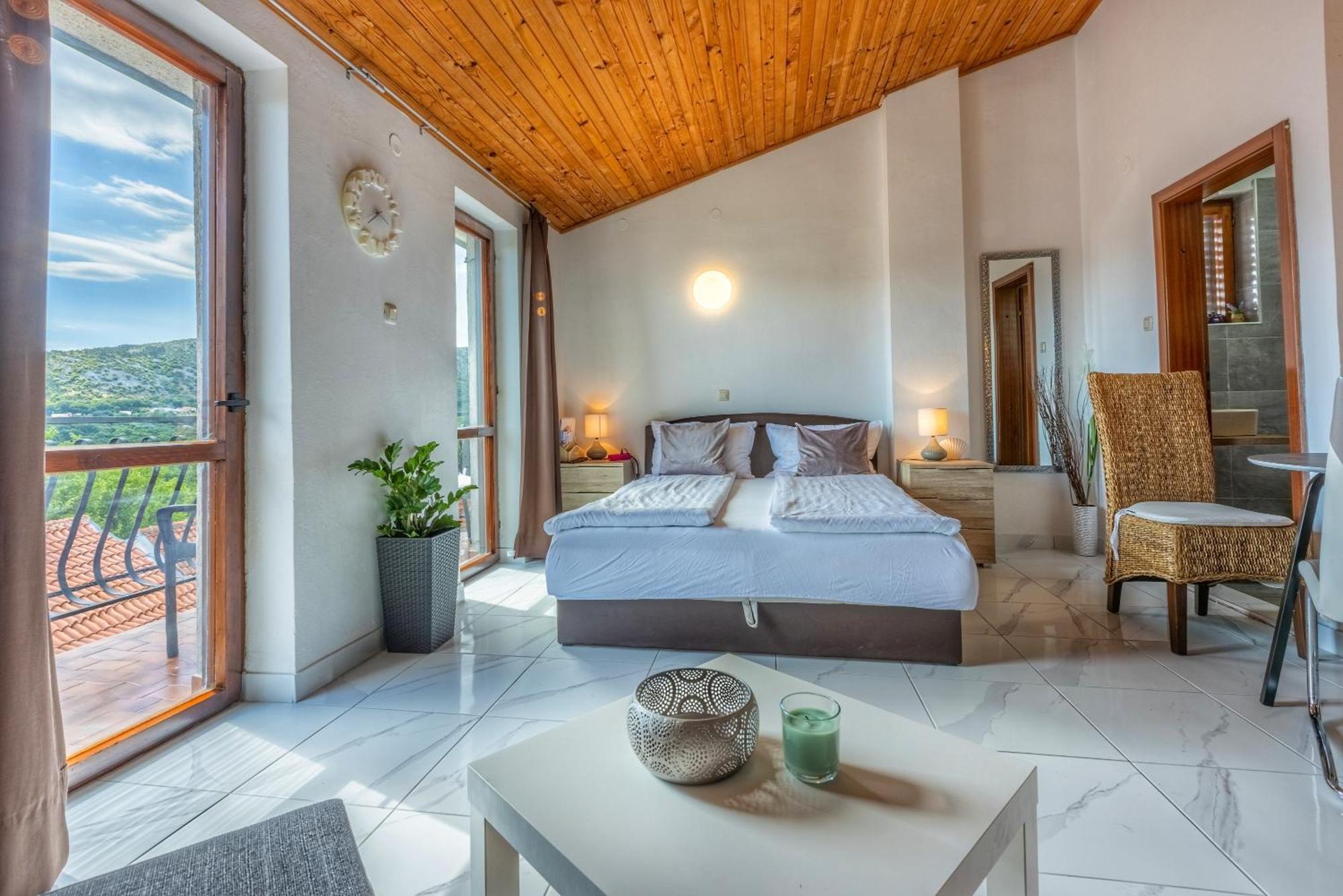 Apartament As With Swimming Pool And A Large Yard